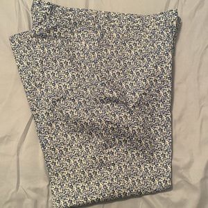 Lightweight thin summer pants in a pretty blue flower print.